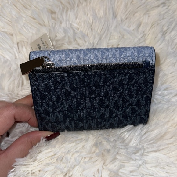 Michael Kors Logo Jet Set Charm Wallet - Picture 3 of 3